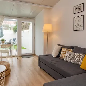Lovely & Bright Family Flat W/ Patio Apartamento